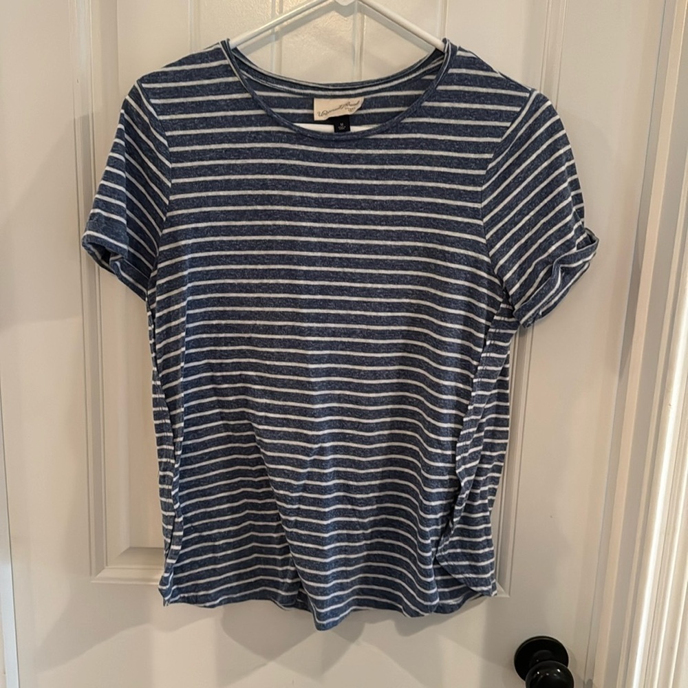 Universal thread striped tee.